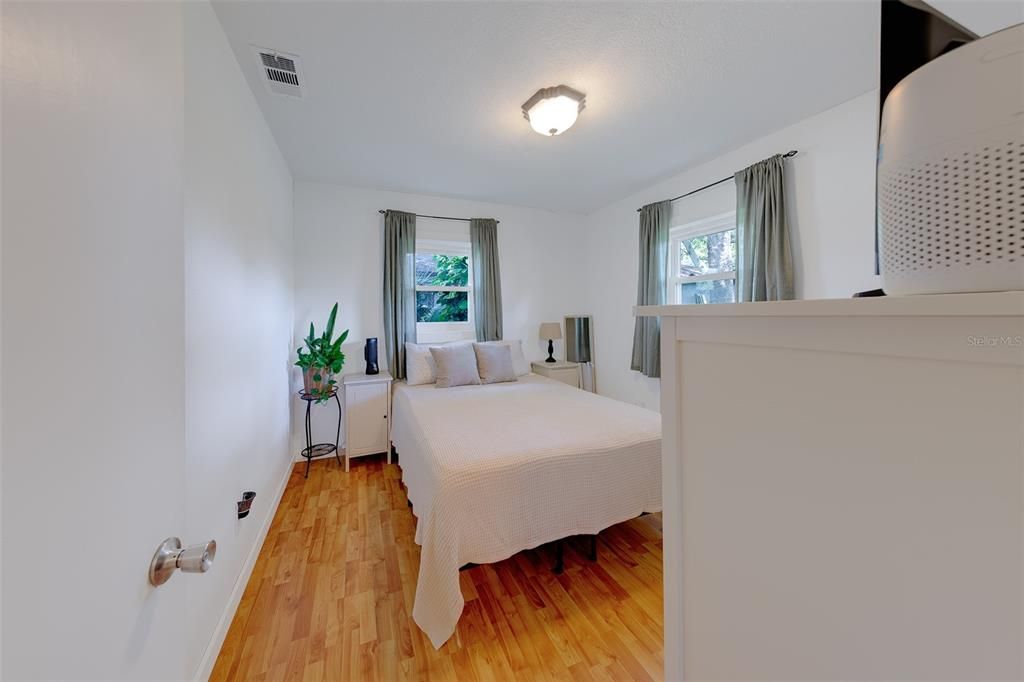 For Sale: $300,000 (2 beds, 1 baths, 1035 Square Feet)