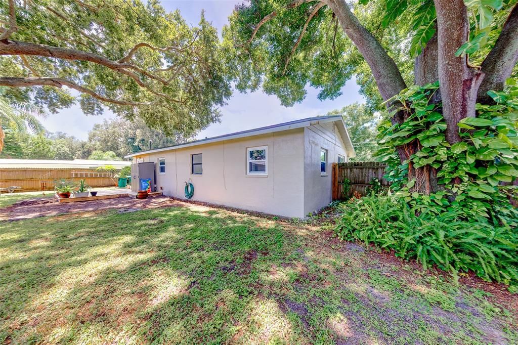 For Sale: $300,000 (2 beds, 1 baths, 1035 Square Feet)