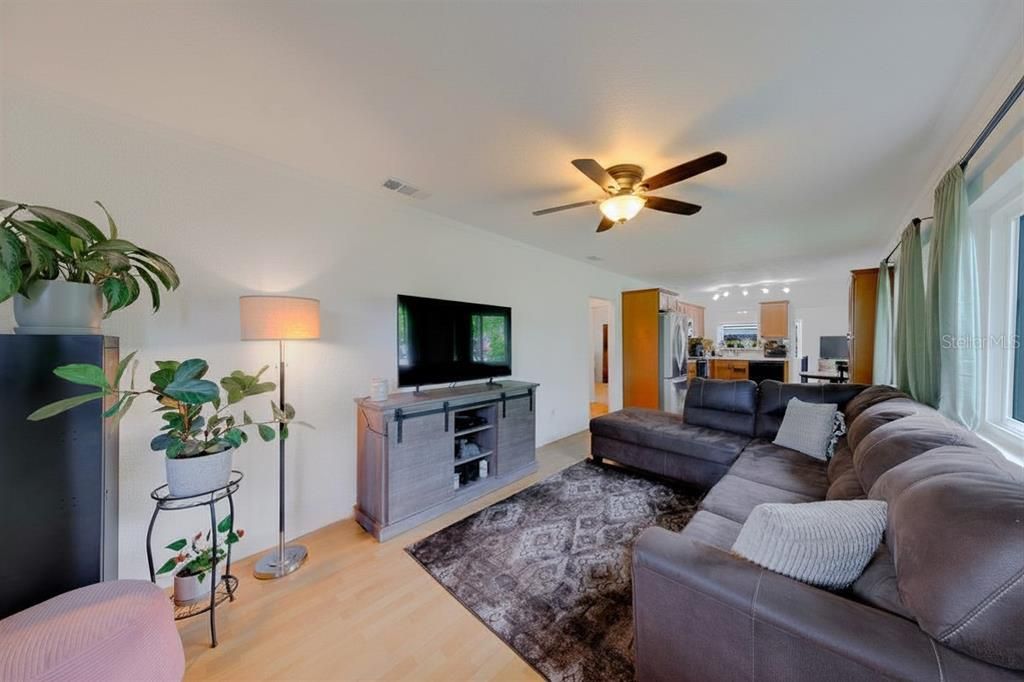 For Sale: $300,000 (2 beds, 1 baths, 1035 Square Feet)