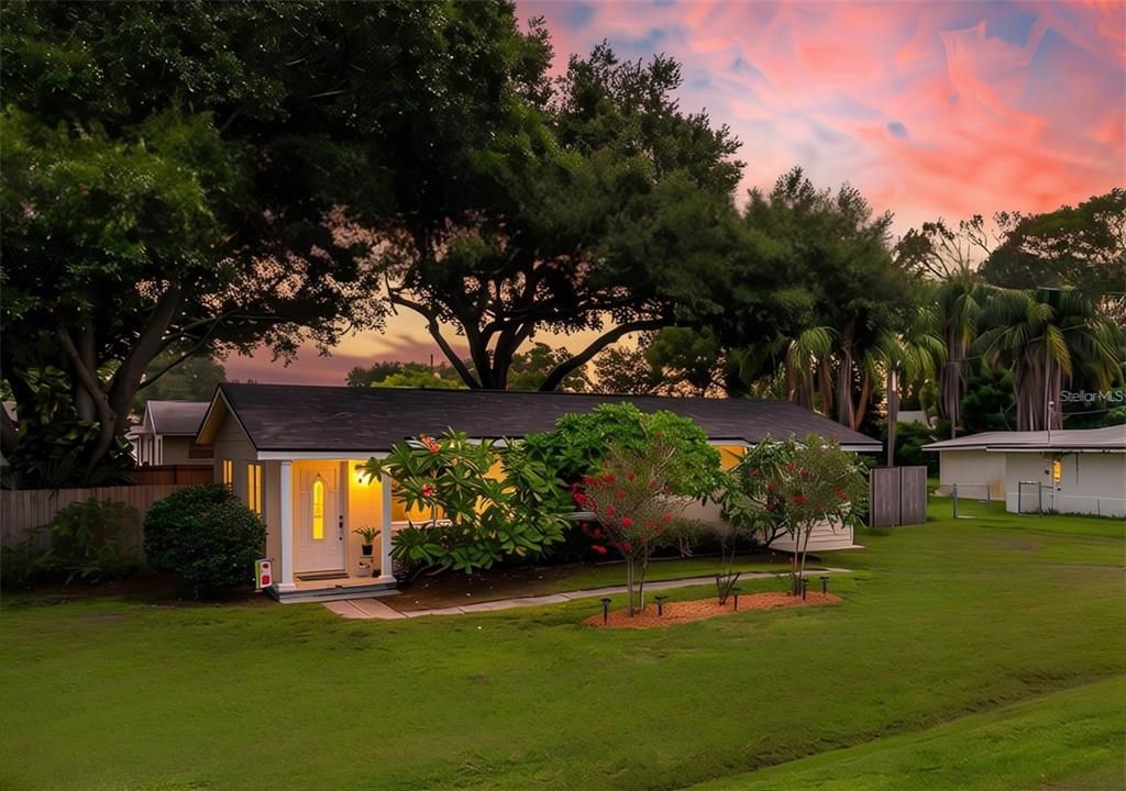 For Sale: $300,000 (2 beds, 1 baths, 1035 Square Feet)