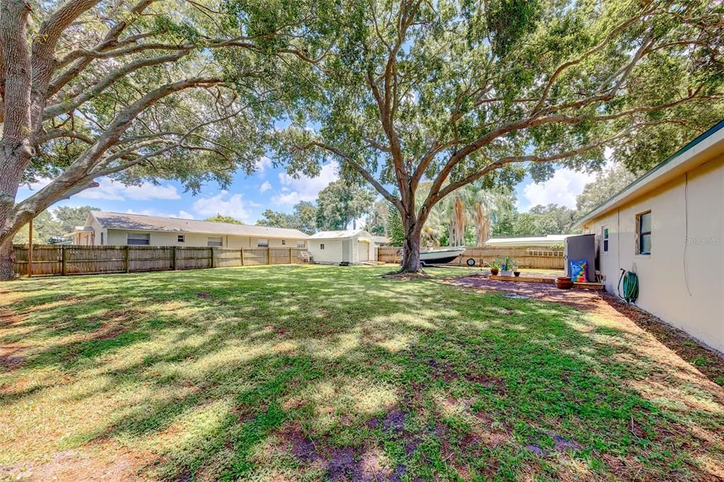 For Sale: $300,000 (2 beds, 1 baths, 1035 Square Feet)