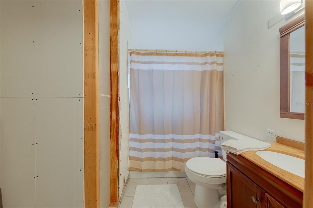 For Sale: $300,000 (2 beds, 1 baths, 1035 Square Feet)