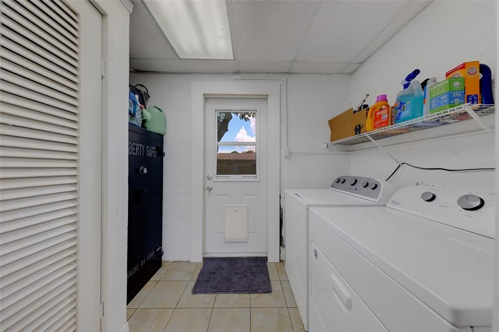 For Sale: $300,000 (2 beds, 1 baths, 1035 Square Feet)