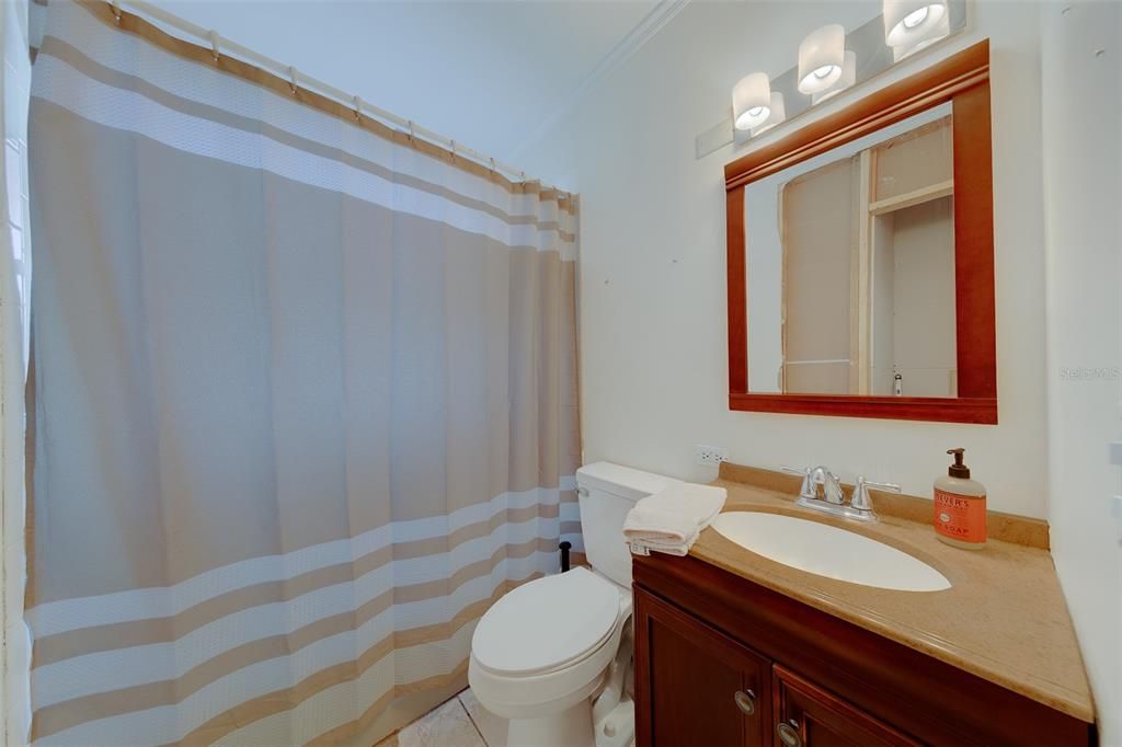 For Sale: $300,000 (2 beds, 1 baths, 1035 Square Feet)