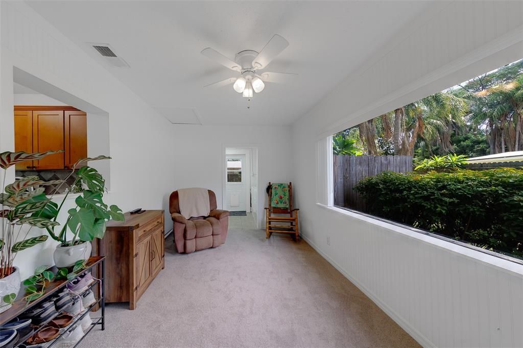 For Sale: $300,000 (2 beds, 1 baths, 1035 Square Feet)