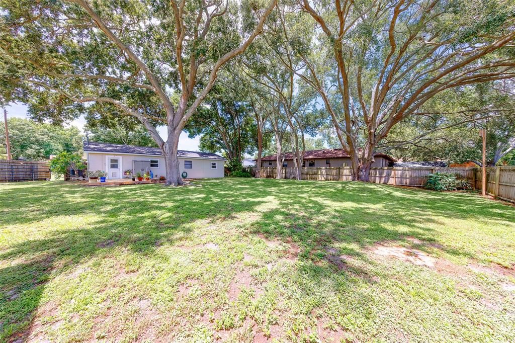 For Sale: $300,000 (2 beds, 1 baths, 1035 Square Feet)
