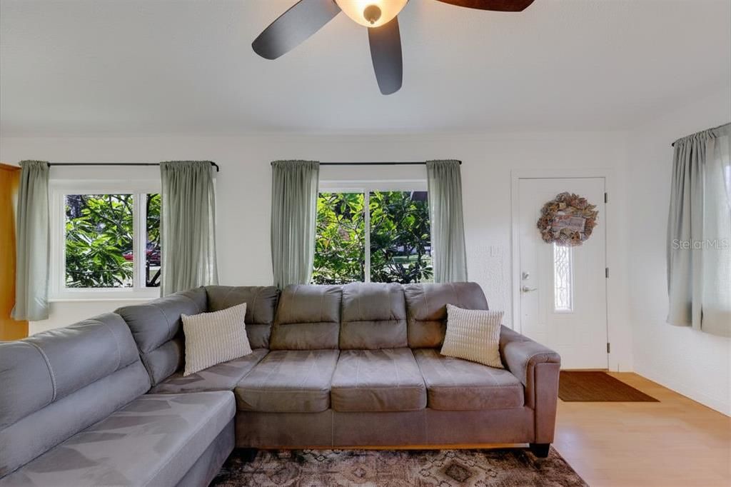 For Sale: $300,000 (2 beds, 1 baths, 1035 Square Feet)