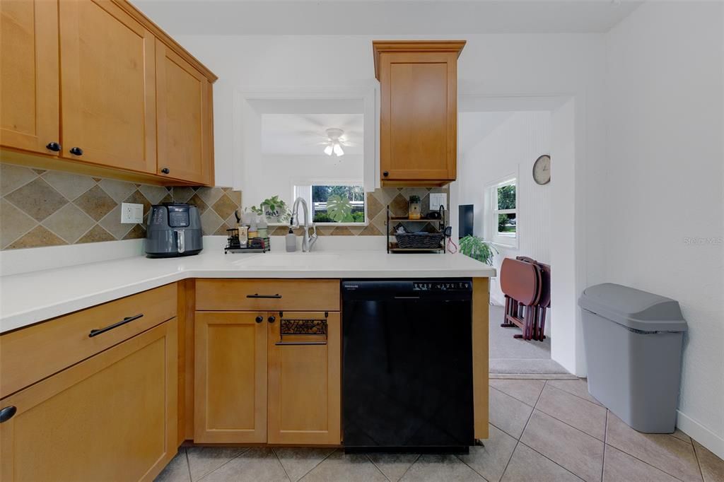 For Sale: $300,000 (2 beds, 1 baths, 1035 Square Feet)