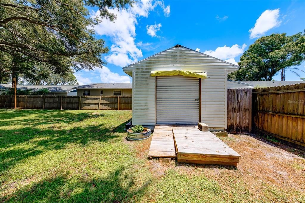 For Sale: $300,000 (2 beds, 1 baths, 1035 Square Feet)