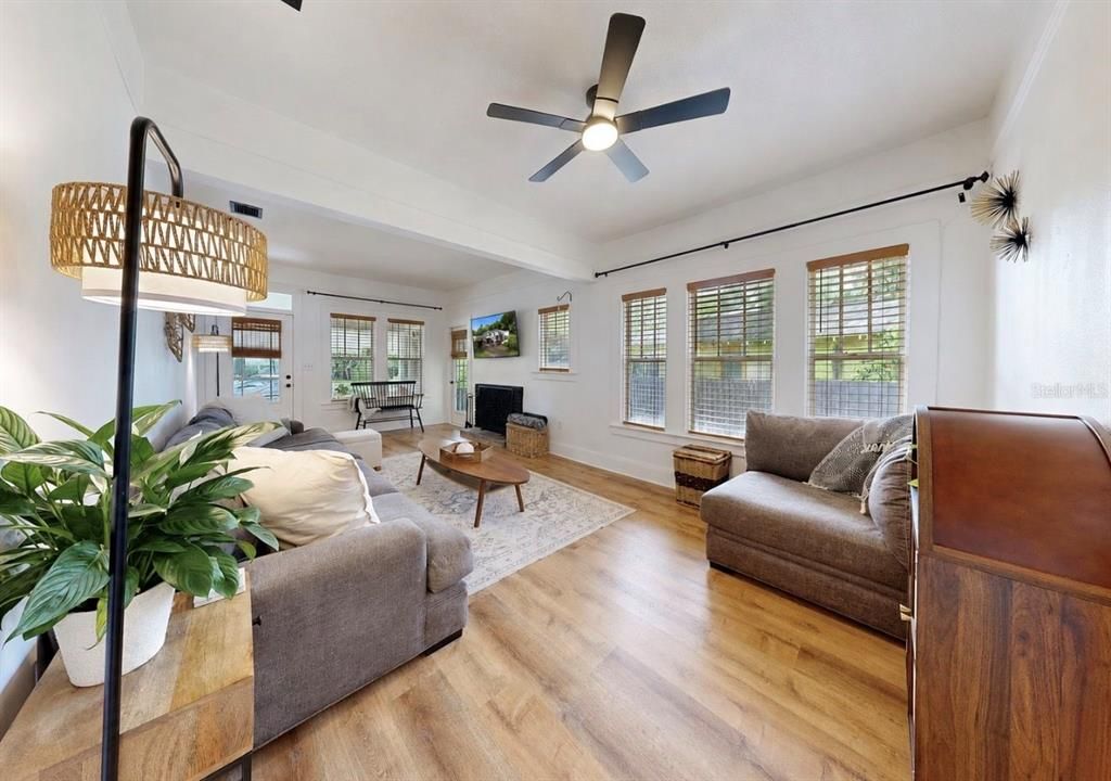 Под контрактом: $379,900 (2 спален, 2 ванн, 1122 Квадратных фут)