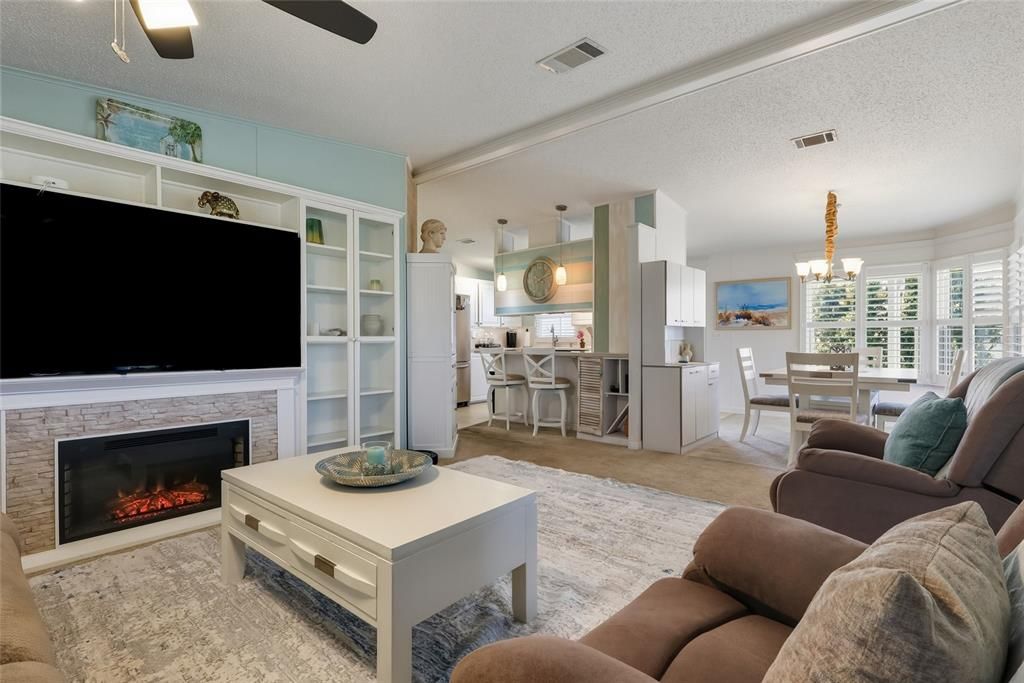 For Sale: $240,000 (2 beds, 2 baths, 1090 Square Feet)
