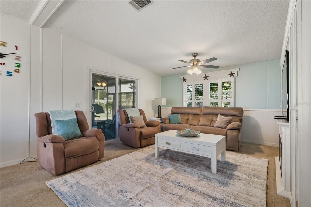 For Sale: $240,000 (2 beds, 2 baths, 1090 Square Feet)