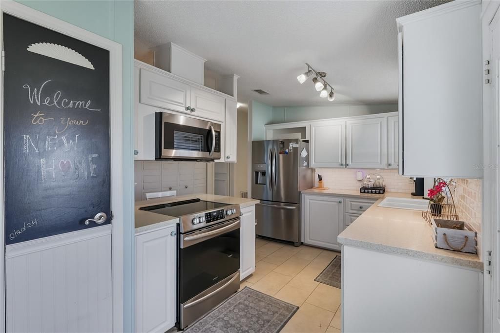 For Sale: $240,000 (2 beds, 2 baths, 1090 Square Feet)