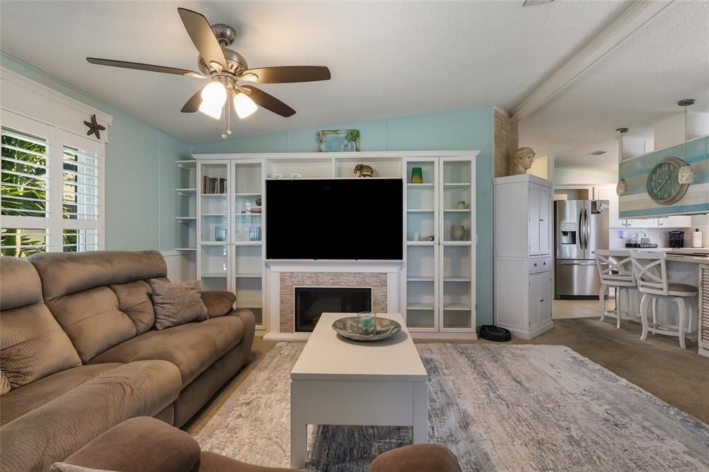 For Sale: $240,000 (2 beds, 2 baths, 1090 Square Feet)