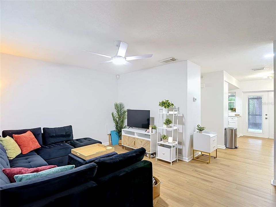 На продажу: $249,000 (2 спален, 1 ванн, 1102 Квадратных фут)