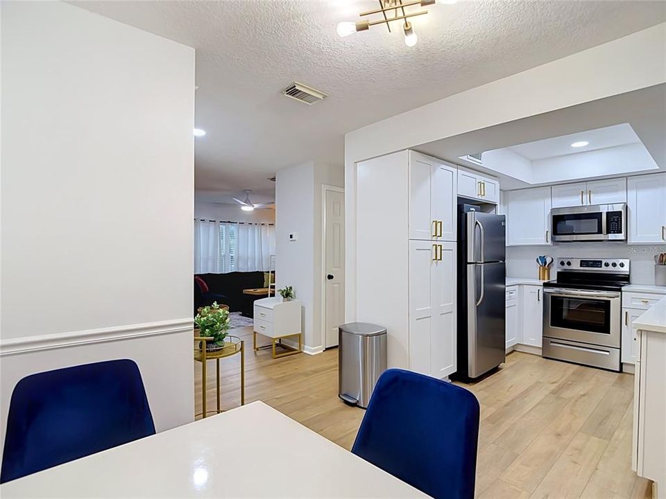 На продажу: $249,000 (2 спален, 1 ванн, 1102 Квадратных фут)