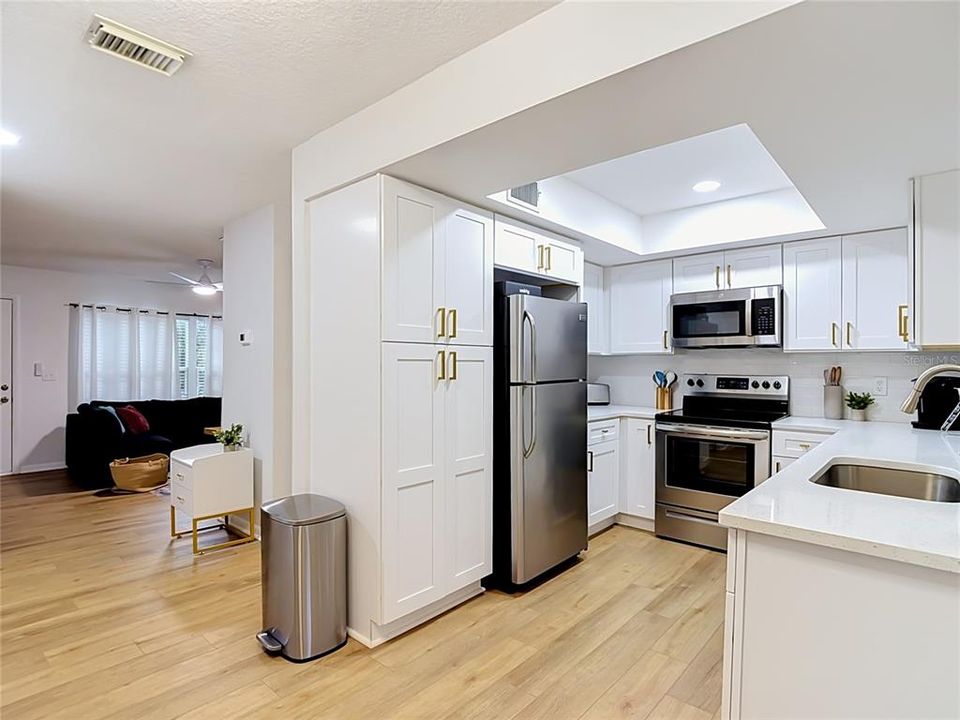 На продажу: $249,000 (2 спален, 1 ванн, 1102 Квадратных фут)