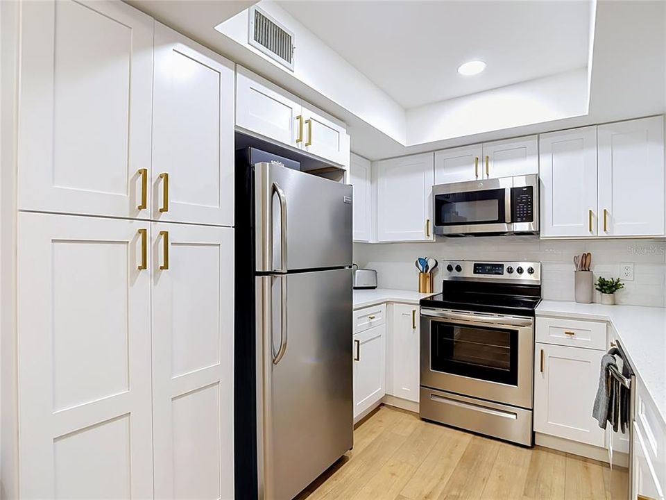 На продажу: $249,000 (2 спален, 1 ванн, 1102 Квадратных фут)
