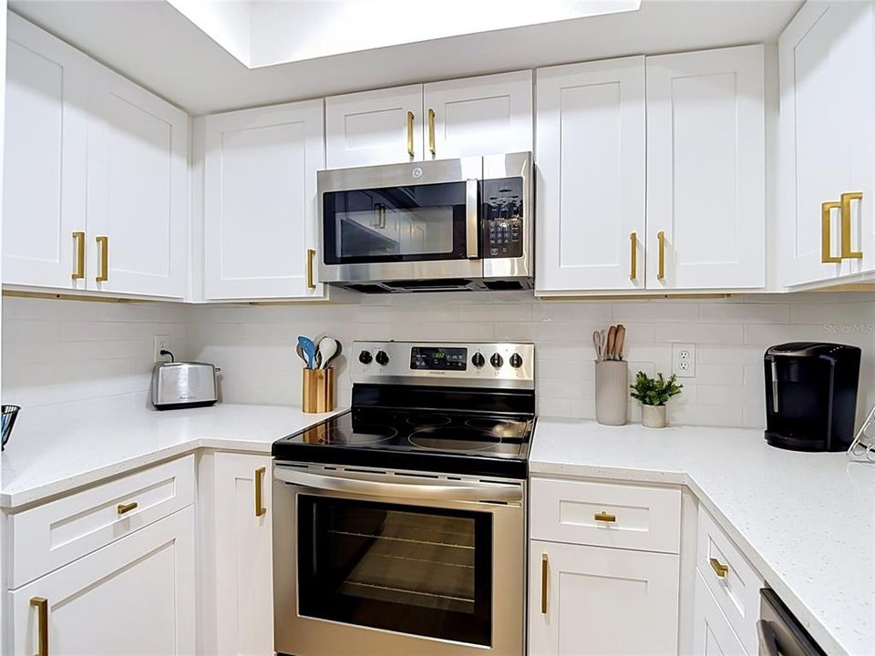 На продажу: $249,000 (2 спален, 1 ванн, 1102 Квадратных фут)