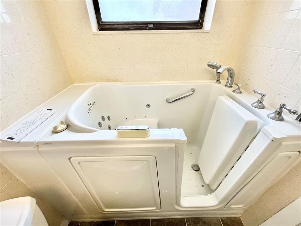 For Rent: $3,300 (3 beds, 2 baths, 1985 Square Feet)