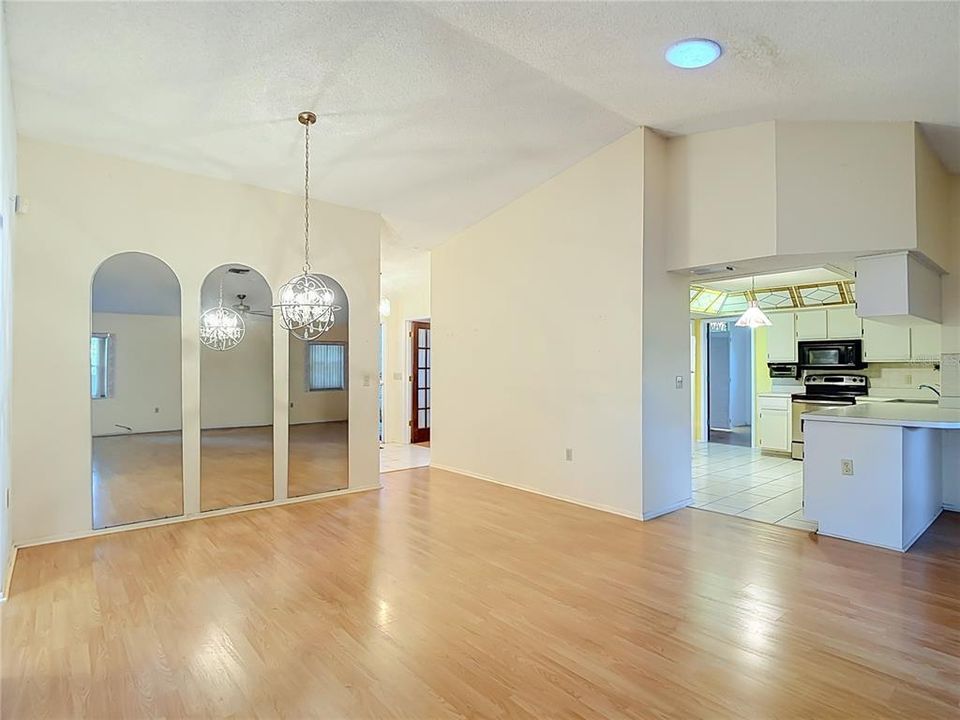 Activo con contrato: $227,500 (3 camas, 2 baños, 1487 Pies cuadrados)