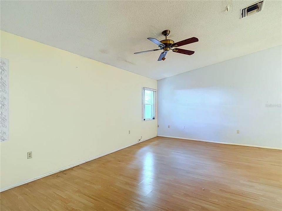 Activo con contrato: $227,500 (3 camas, 2 baños, 1487 Pies cuadrados)