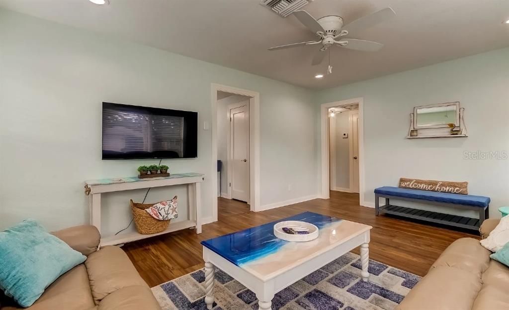 For Rent: $2,700 (2 beds, 1 baths, 982 Square Feet)