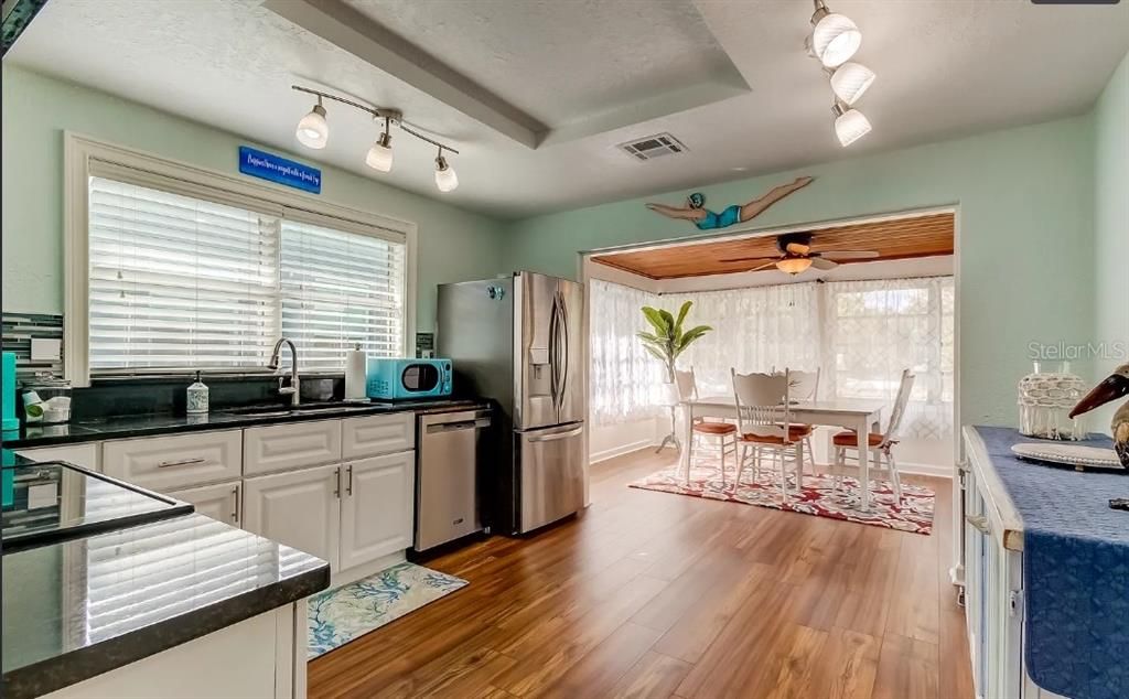 For Rent: $2,700 (2 beds, 1 baths, 982 Square Feet)