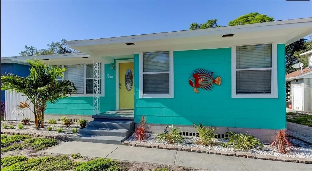 For Rent: $2,700 (2 beds, 1 baths, 982 Square Feet)