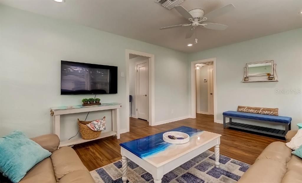 For Rent: $2,700 (2 beds, 1 baths, 982 Square Feet)