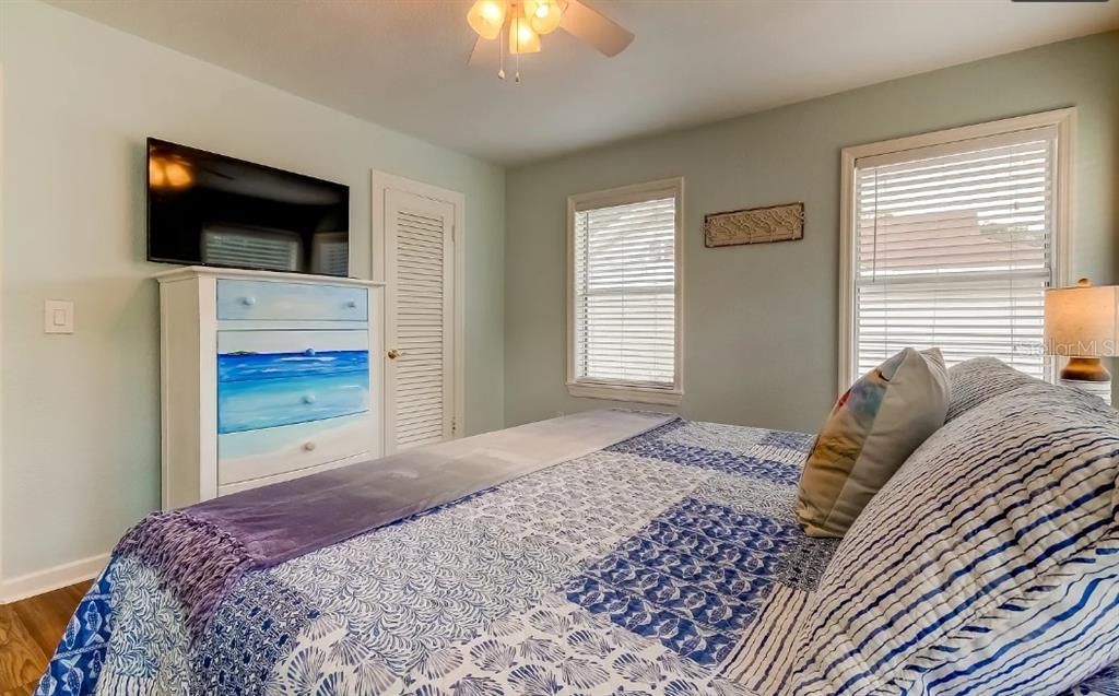 For Rent: $2,700 (2 beds, 1 baths, 982 Square Feet)