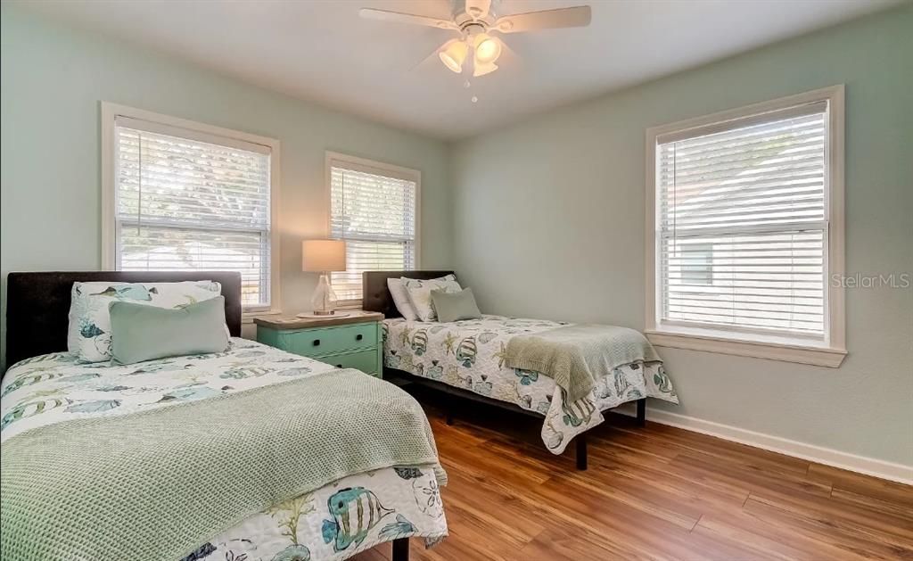For Rent: $2,700 (2 beds, 1 baths, 982 Square Feet)