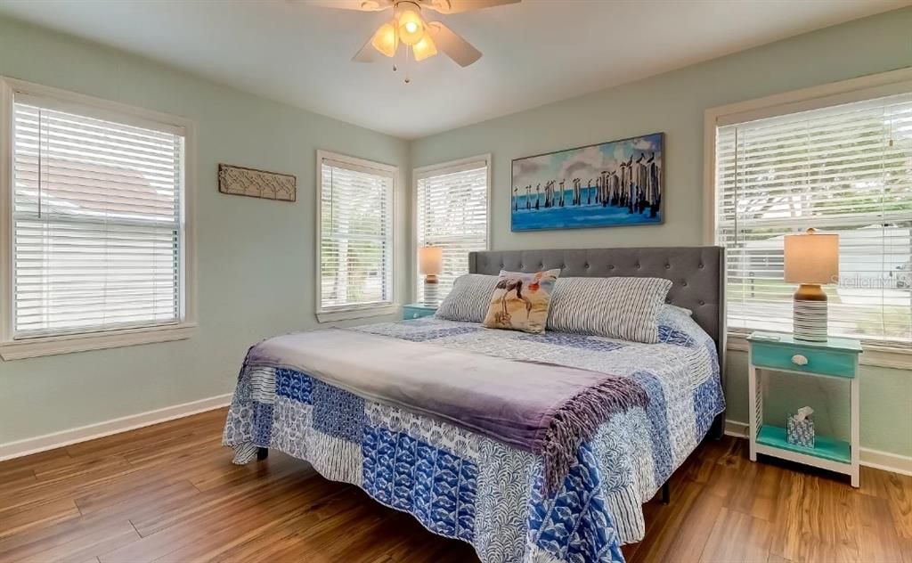 For Rent: $2,700 (2 beds, 1 baths, 982 Square Feet)