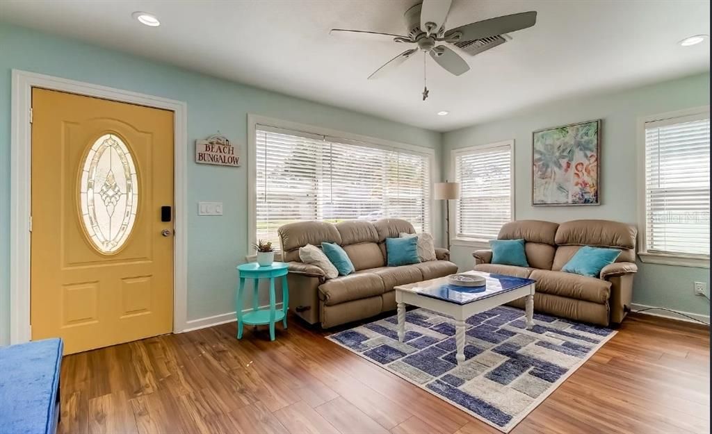 For Rent: $2,700 (2 beds, 1 baths, 982 Square Feet)