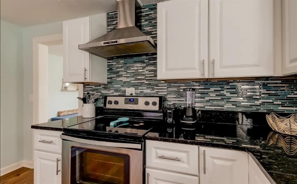 For Rent: $2,700 (2 beds, 1 baths, 982 Square Feet)