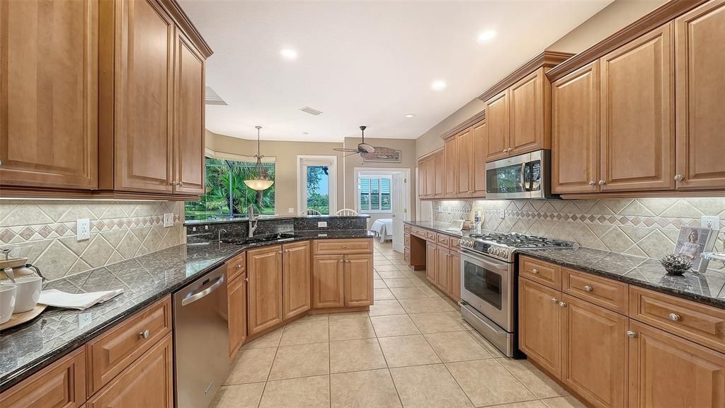 Active With Contract: $639,000 (3 beds, 3 baths, 2222 Square Feet)