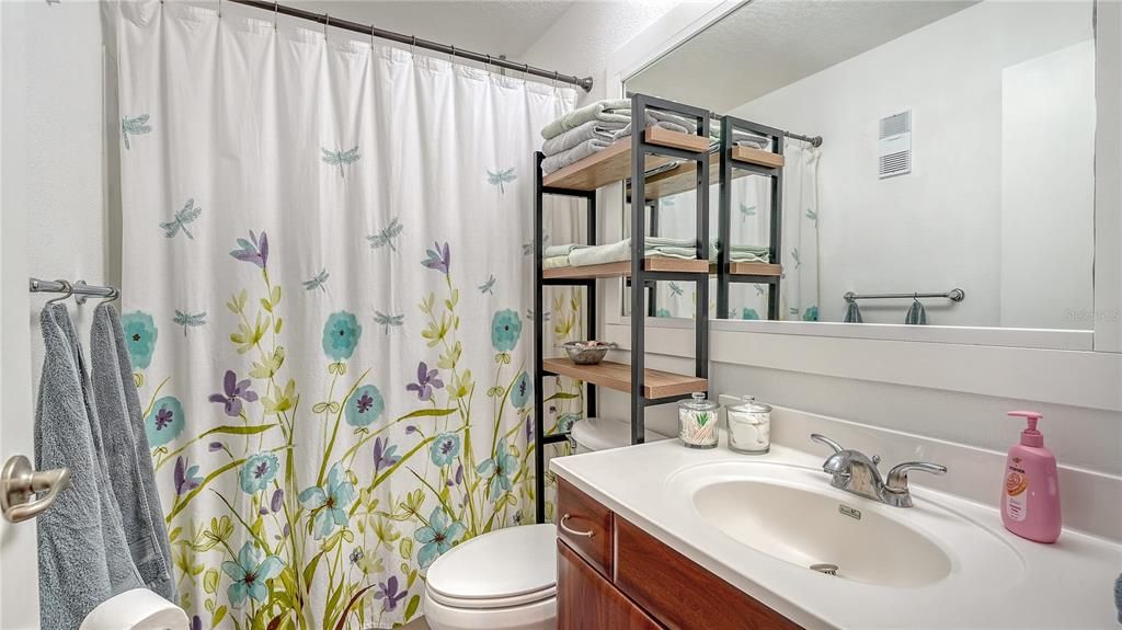 For Sale: $163,000 (2 beds, 1 baths, 1070 Square Feet)