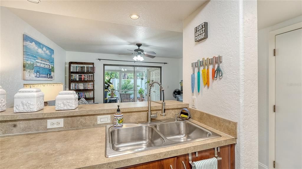 For Sale: $163,000 (2 beds, 1 baths, 1070 Square Feet)