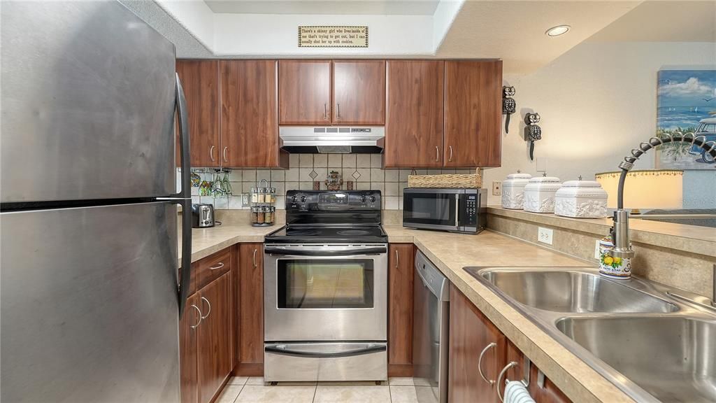For Sale: $163,000 (2 beds, 1 baths, 1070 Square Feet)