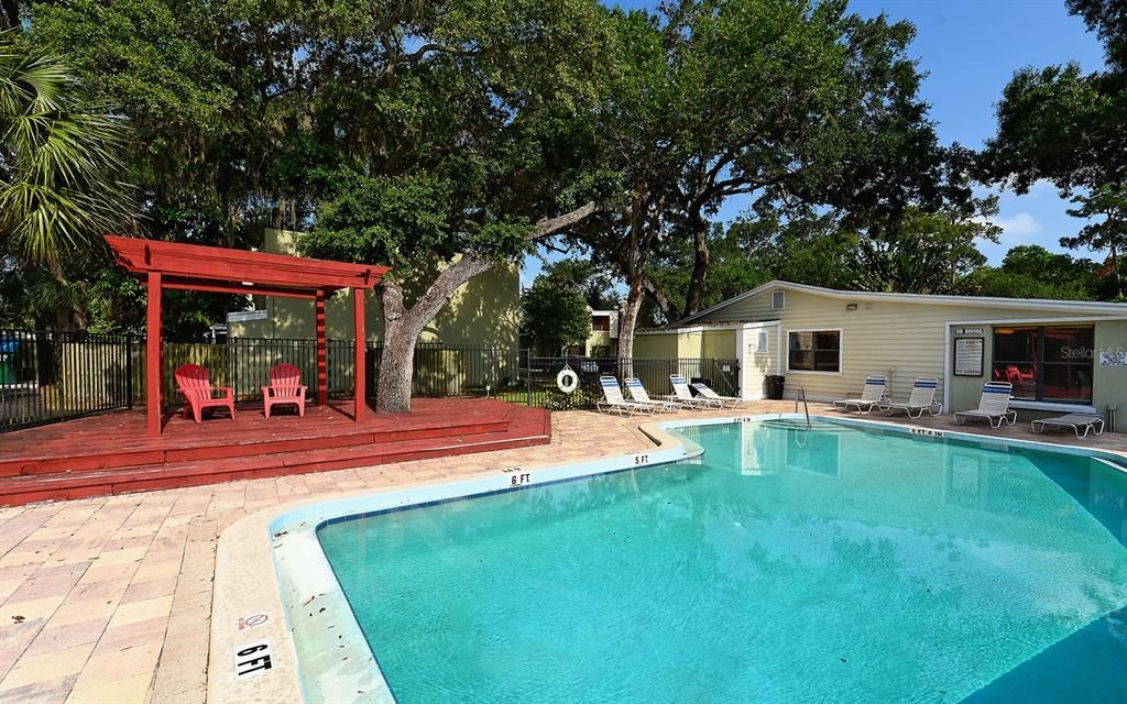 For Sale: $163,000 (2 beds, 1 baths, 1070 Square Feet)