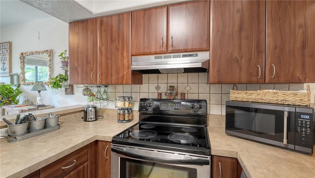For Sale: $163,000 (2 beds, 1 baths, 1070 Square Feet)