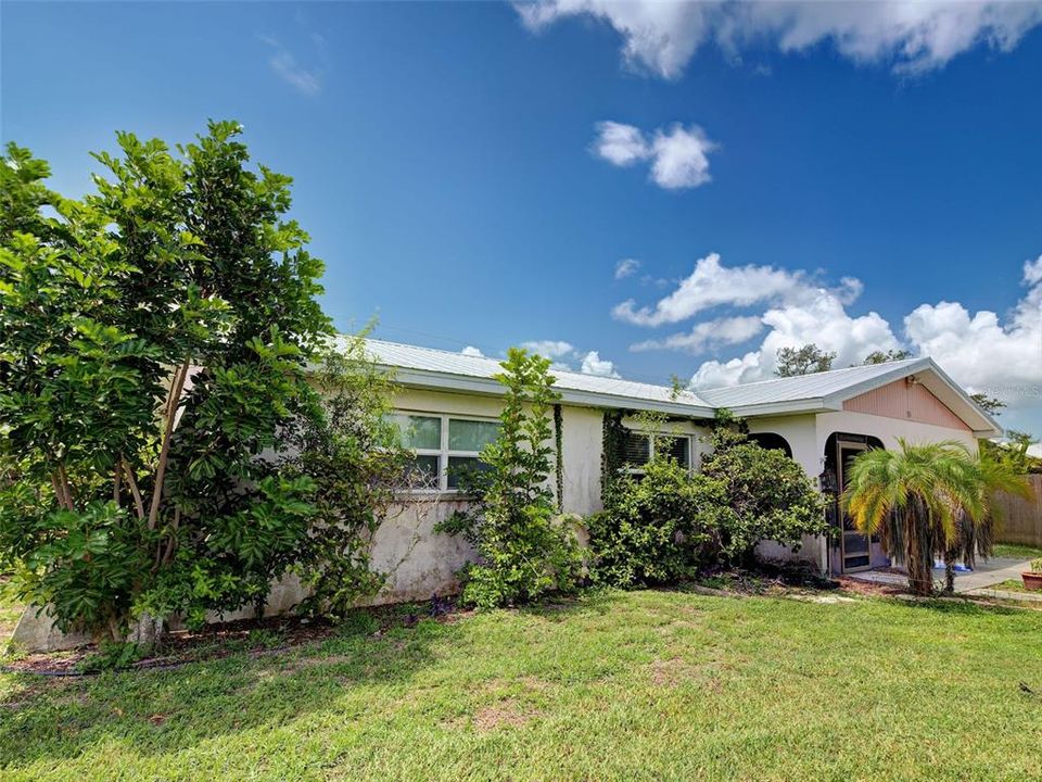 For Sale: $284,900 (3 beds, 2 baths, 1140 Square Feet)