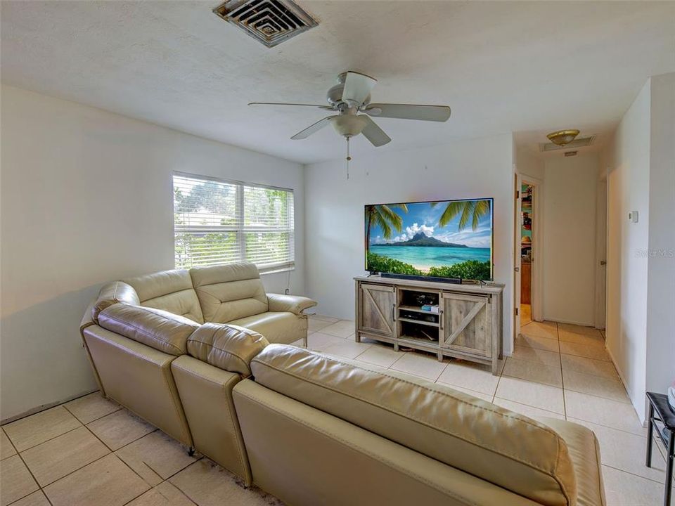 For Sale: $284,900 (3 beds, 2 baths, 1140 Square Feet)