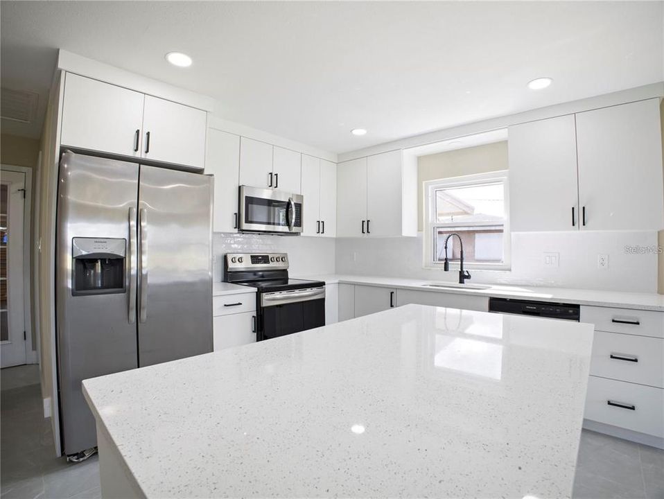 For Sale: $280,000 (2 beds, 2 baths, 1710 Square Feet)