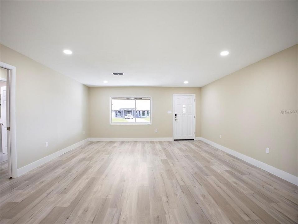For Sale: $280,000 (2 beds, 2 baths, 1710 Square Feet)