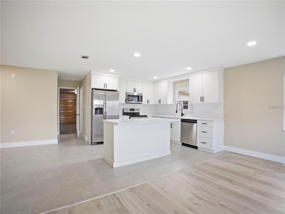 For Sale: $280,000 (2 beds, 2 baths, 1710 Square Feet)
