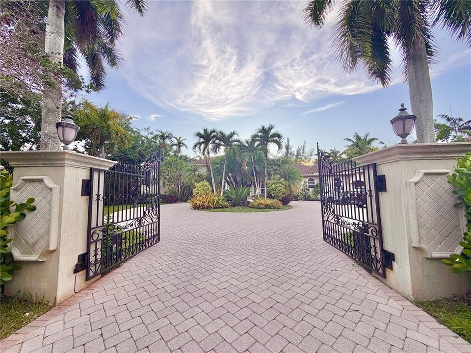 For Sale: $2,499,999 (7 beds, 5 baths, 5630 Square Feet)