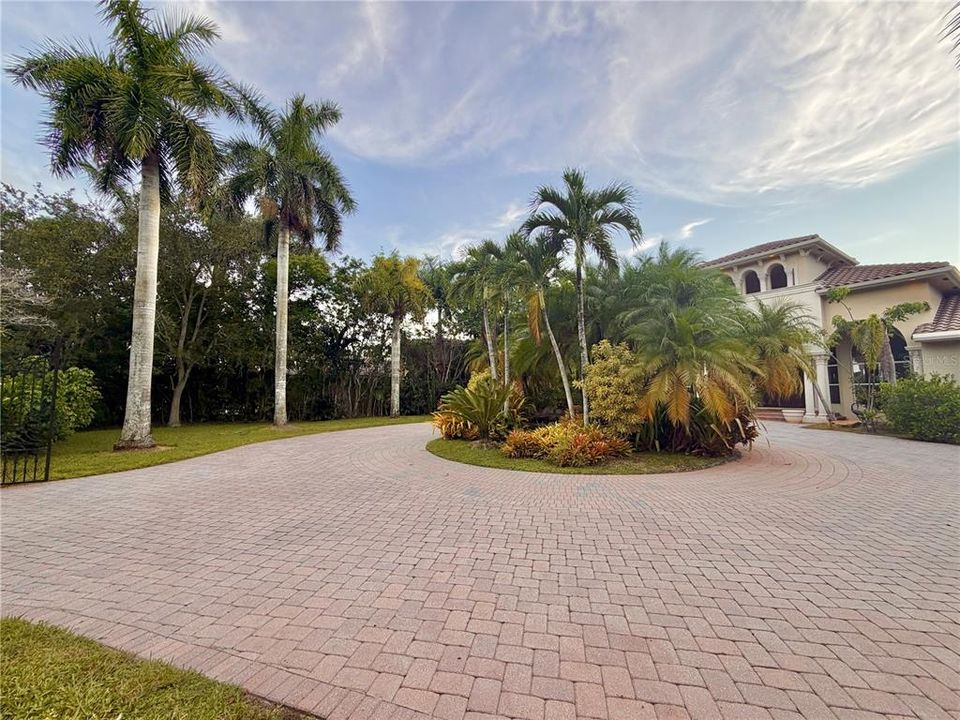 For Sale: $2,499,999 (7 beds, 5 baths, 5630 Square Feet)