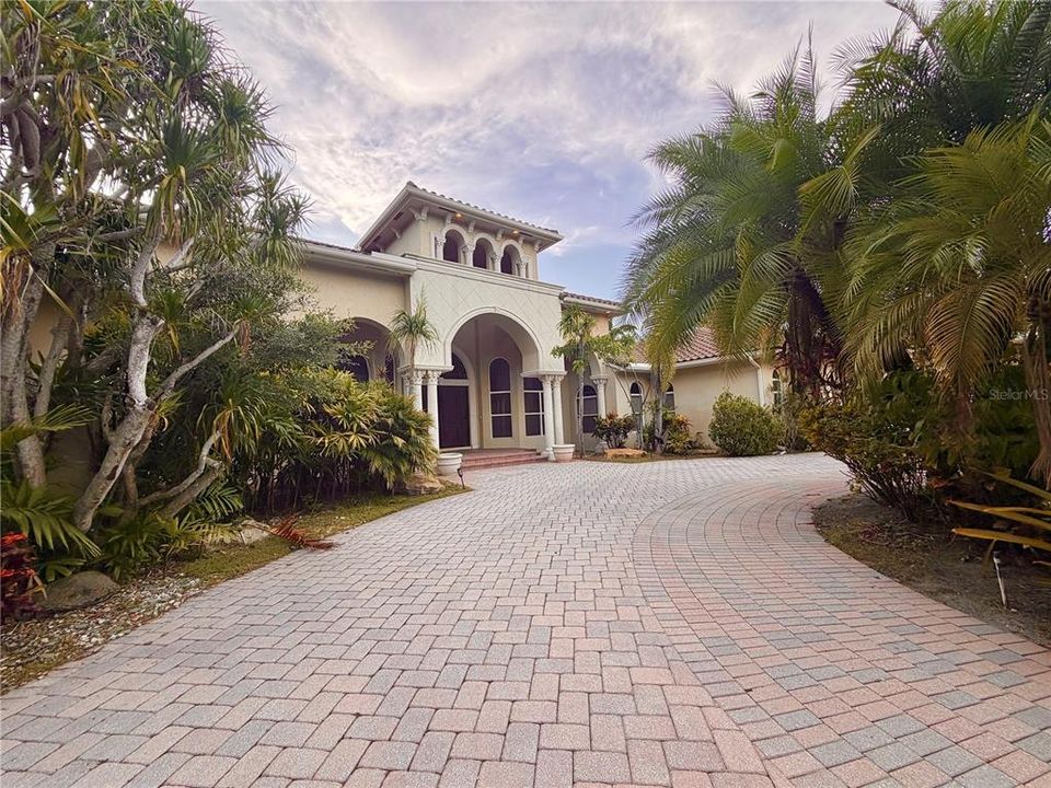 For Sale: $2,499,999 (7 beds, 5 baths, 5630 Square Feet)