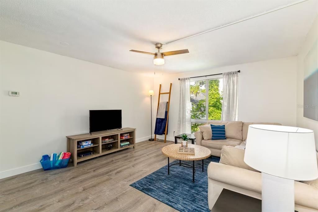 For Sale: $129,000 (2 beds, 1 baths, 853 Square Feet)